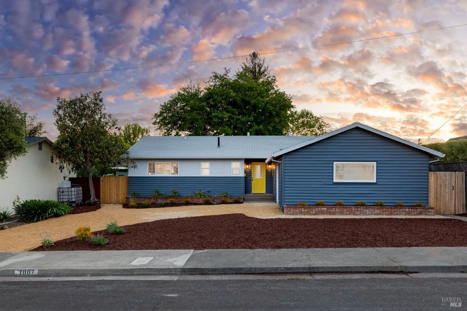 Detail Gallery Image 2 of 47 For 1007 Harold Ln, Healdsburg,  CA 95448 - 4 Beds | 2 Baths