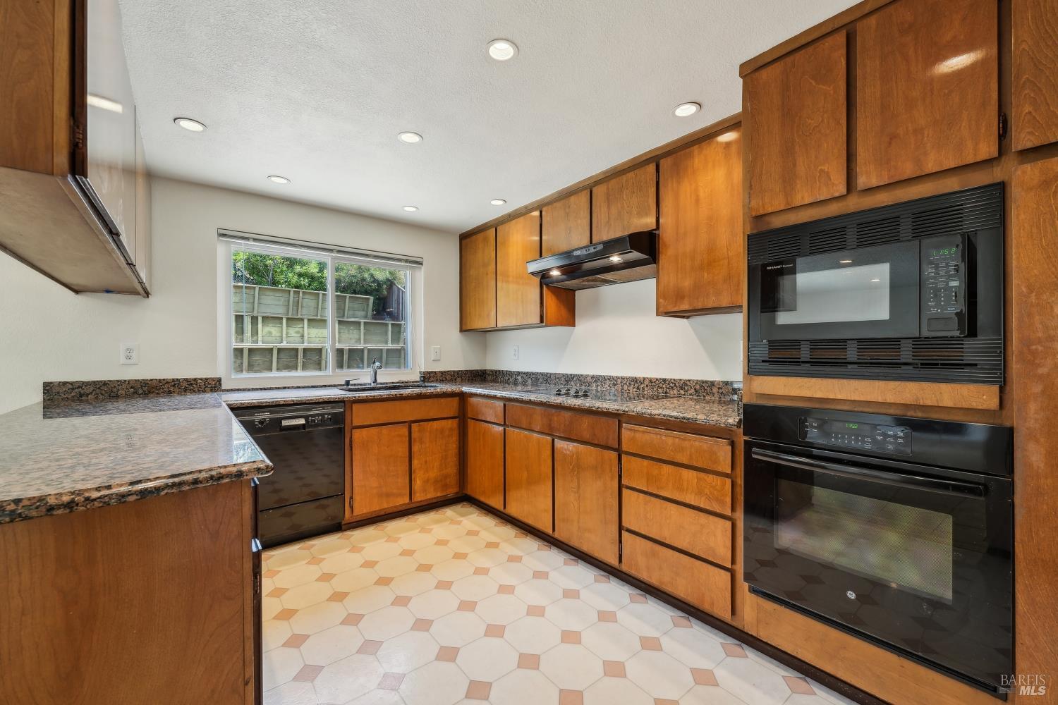 Detail Gallery Image 14 of 45 For 543 Sandy Way, Benicia,  CA 94510 - 4 Beds | 3 Baths
