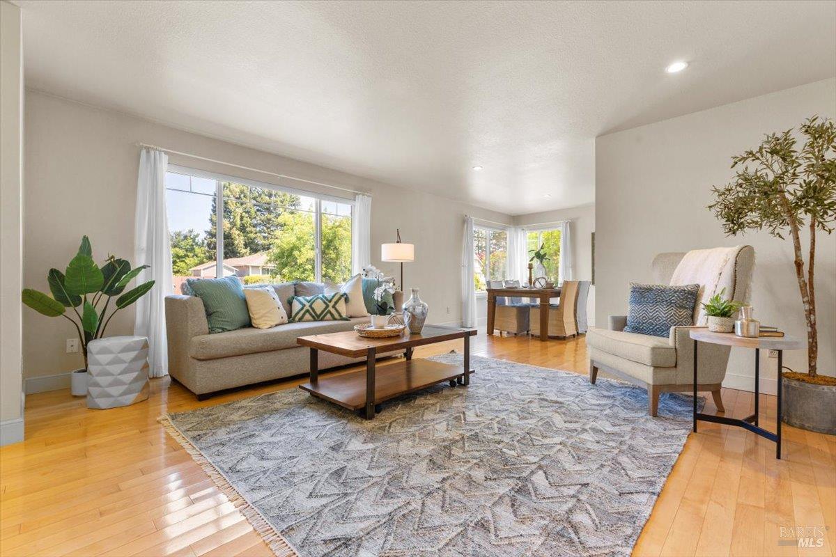 Detail Gallery Image 2 of 52 For 160 Moll Dr, Windsor,  CA 95492 - 3 Beds | 2 Baths