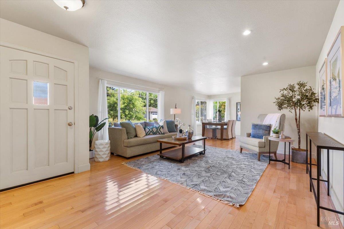 Detail Gallery Image 11 of 52 For 160 Moll Dr, Windsor,  CA 95492 - 3 Beds | 2 Baths