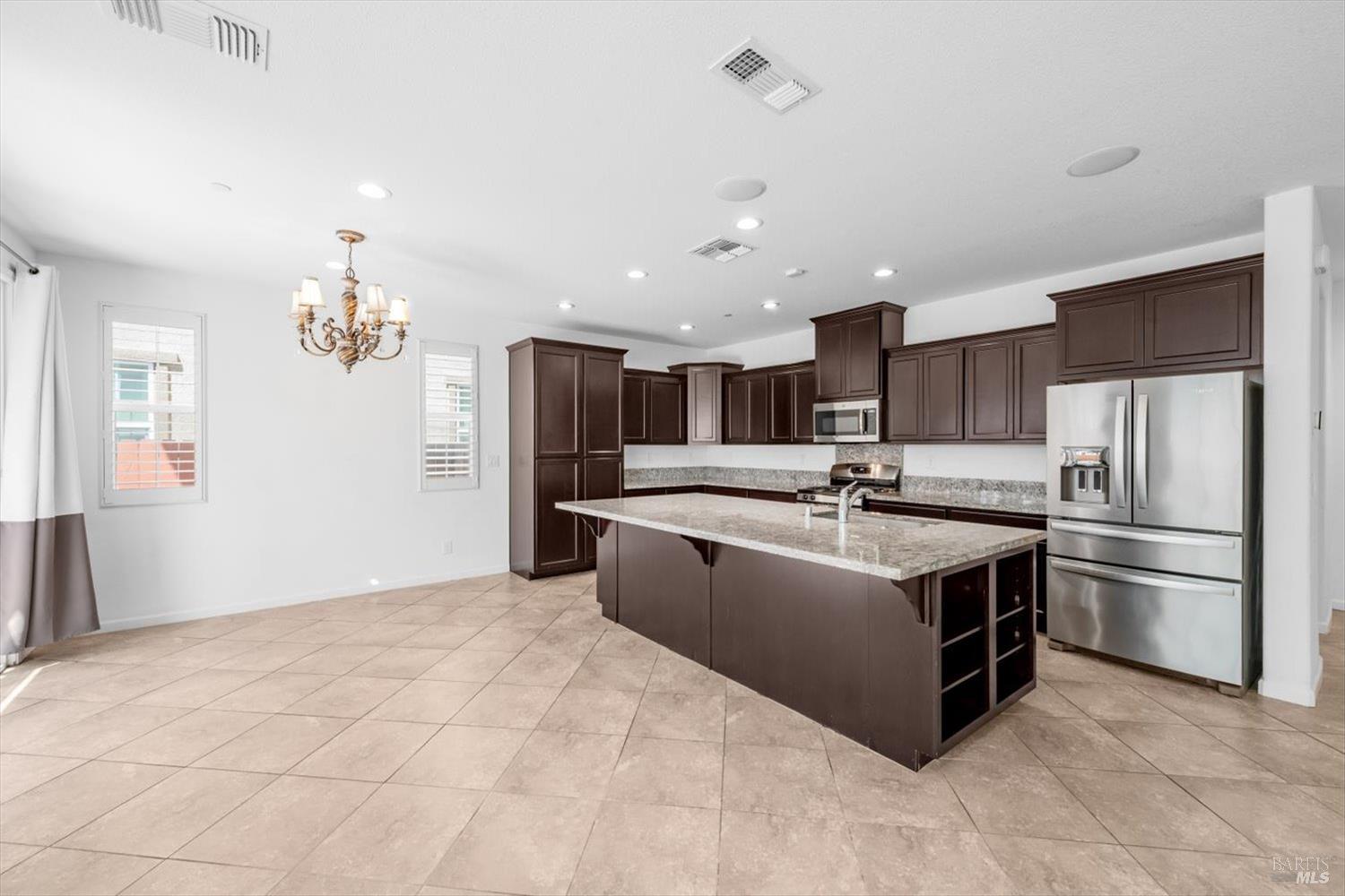 Detail Gallery Image 10 of 46 For 618 Sweet Pea St, Vacaville,  CA 95687 - 4 Beds | 3/1 Baths
