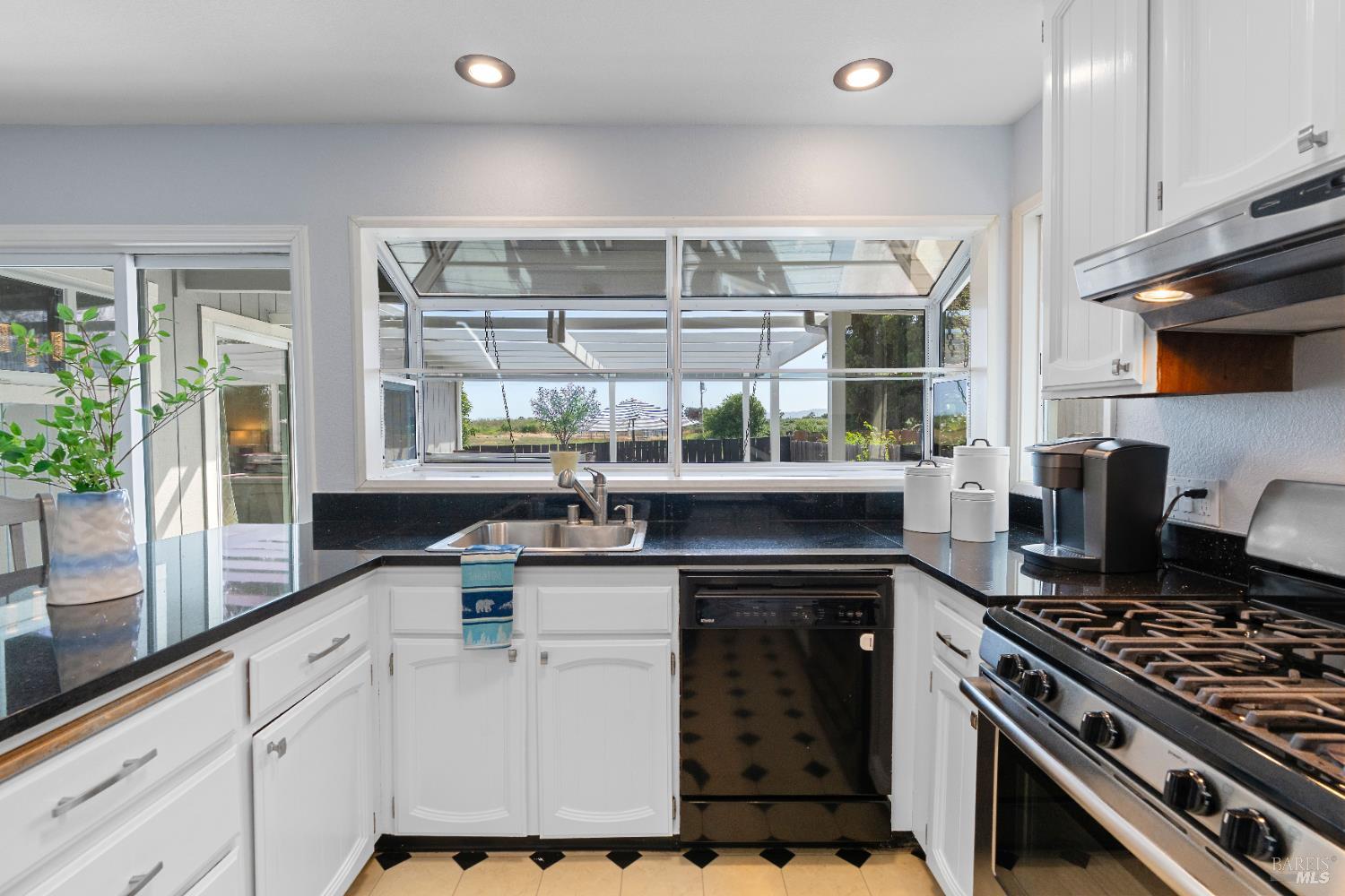 Detail Gallery Image 13 of 43 For 733 Whispering Bay Ln, Suisun City,  CA 94585 - 4 Beds | 2 Baths