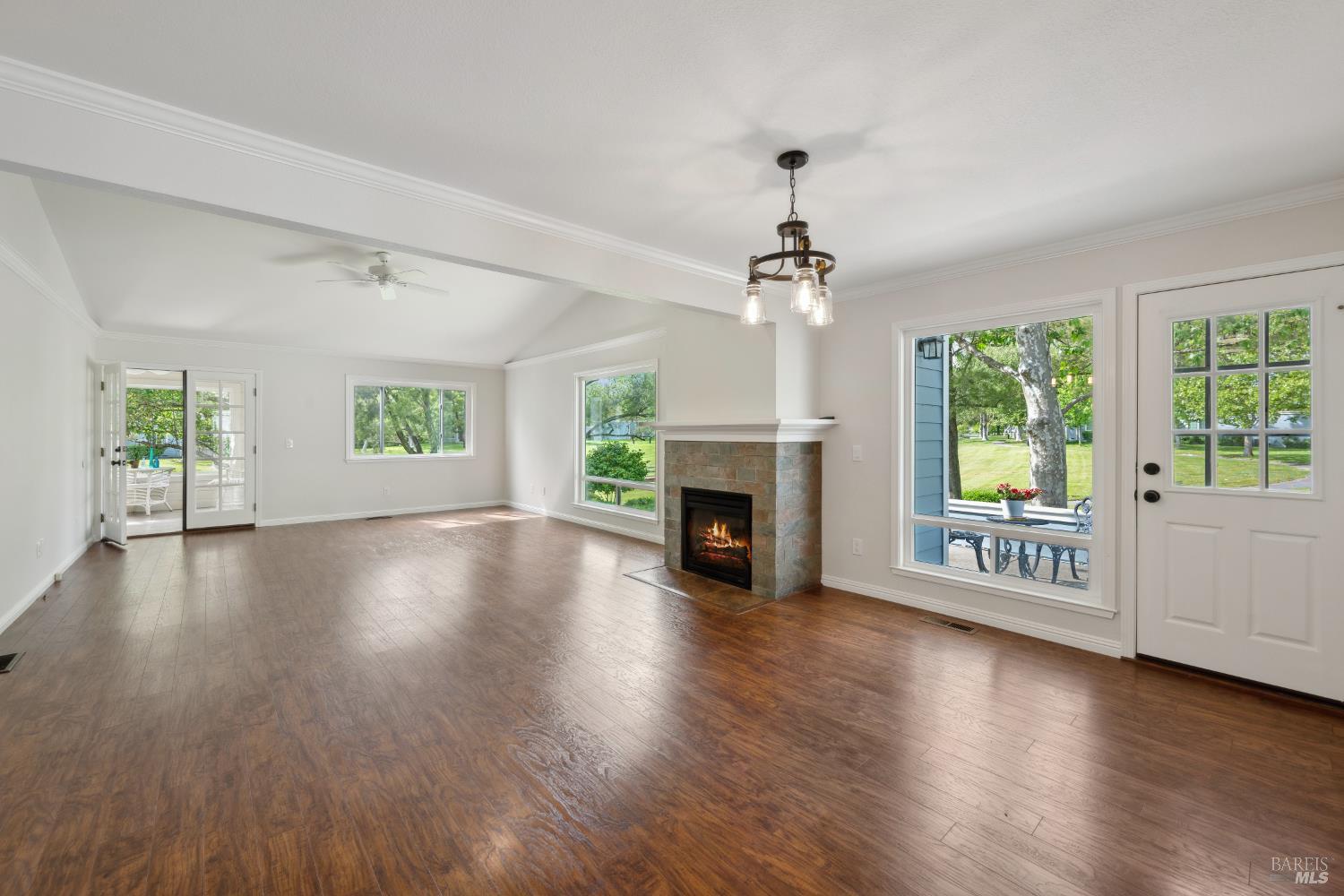 Detail Gallery Image 4 of 31 For 9522 Lakewood Dr, Windsor,  CA 95492 - 2 Beds | 2 Baths