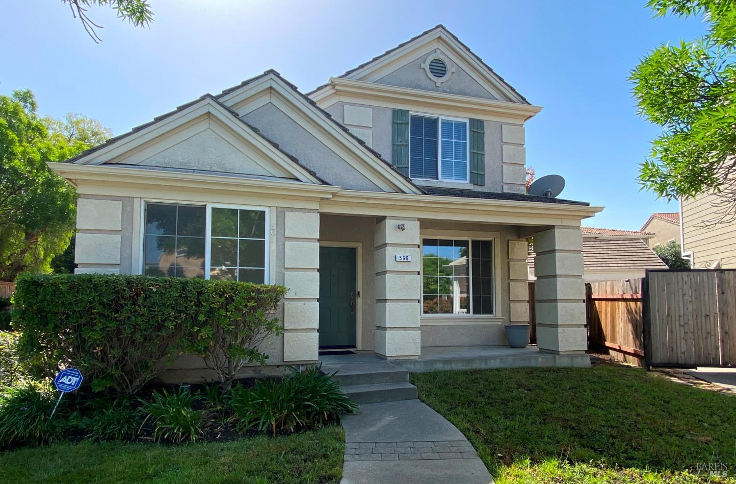 Detail Gallery Image 1 of 14 For 566 Versailles Ln, Fairfield,  CA 94534 - 3 Beds | 2/1 Baths