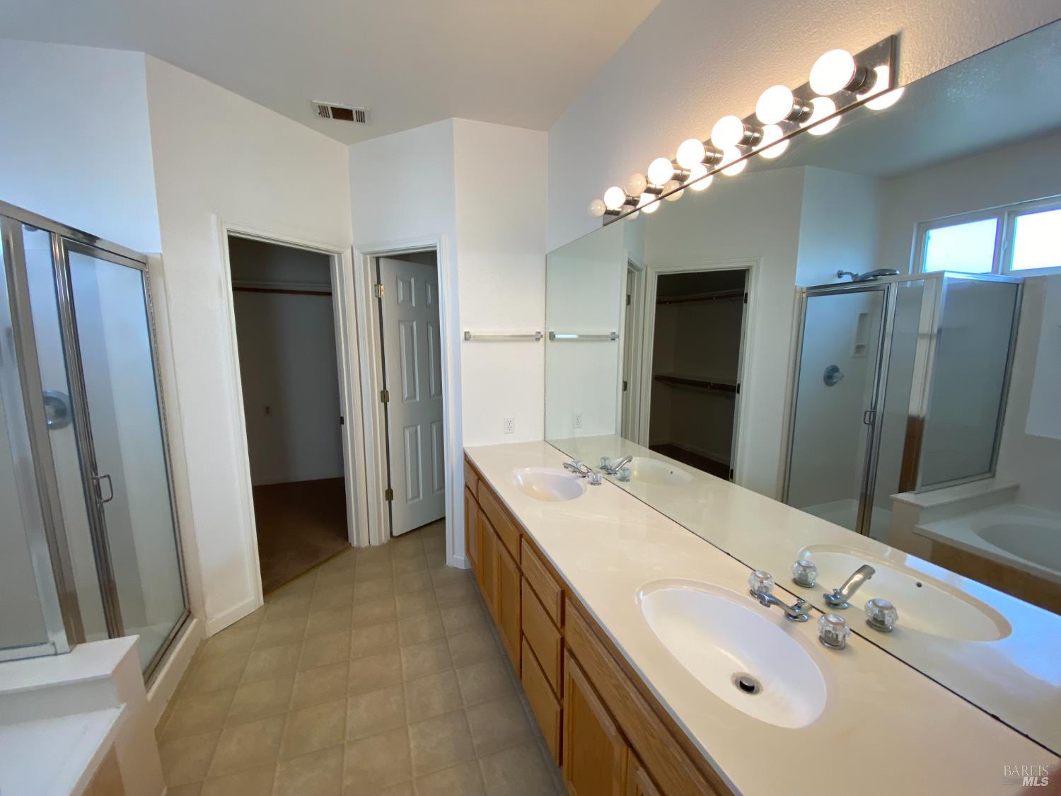 Detail Gallery Image 6 of 14 For 566 Versailles Ln, Fairfield,  CA 94534 - 3 Beds | 2/1 Baths