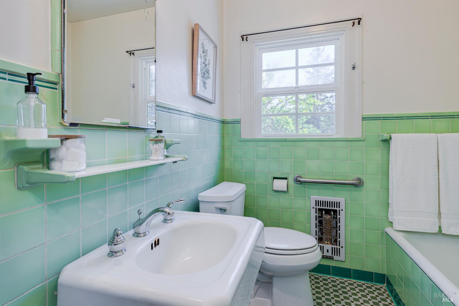 Detail Gallery Image 31 of 52 For 31 Laurel Ave, Petaluma,  CA 94952 - 2 Beds | 1/1 Baths