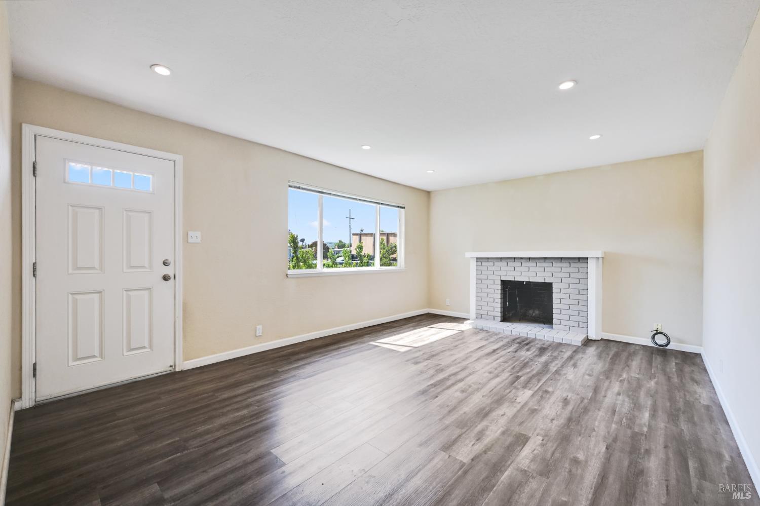 Detail Gallery Image 7 of 30 For 1313 Mcneil Ave, Petaluma,  CA 94954 - 3 Beds | 1 Baths