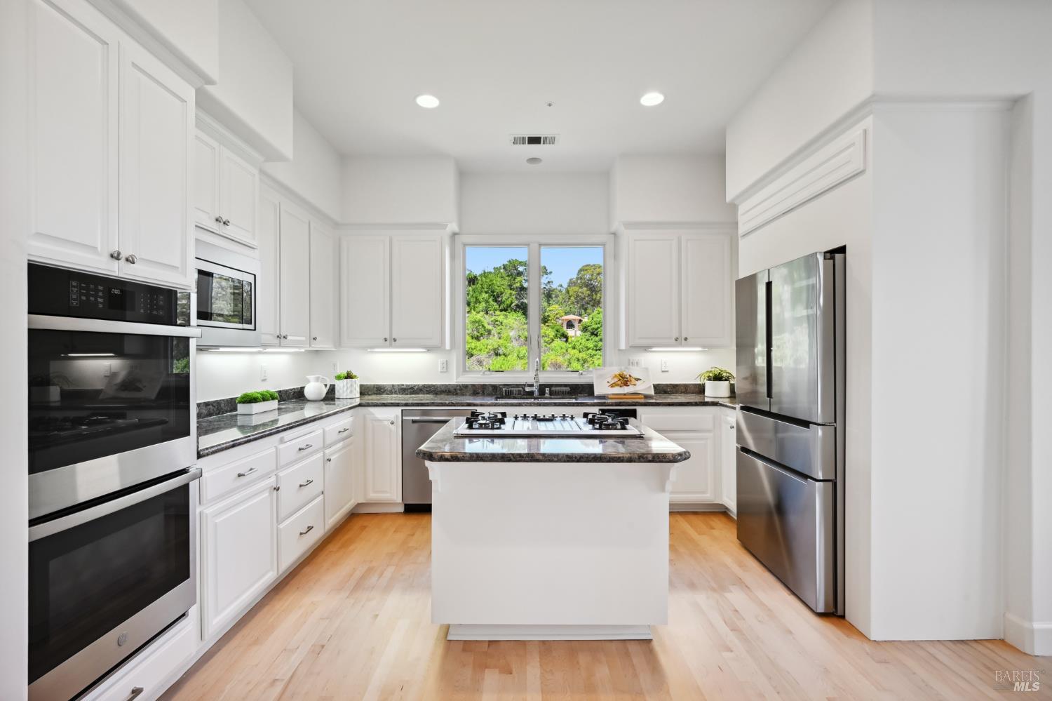 Detail Gallery Image 29 of 65 For 110 Monterey Dr, Tiburon,  CA 94920 - 5 Beds | 4/1 Baths