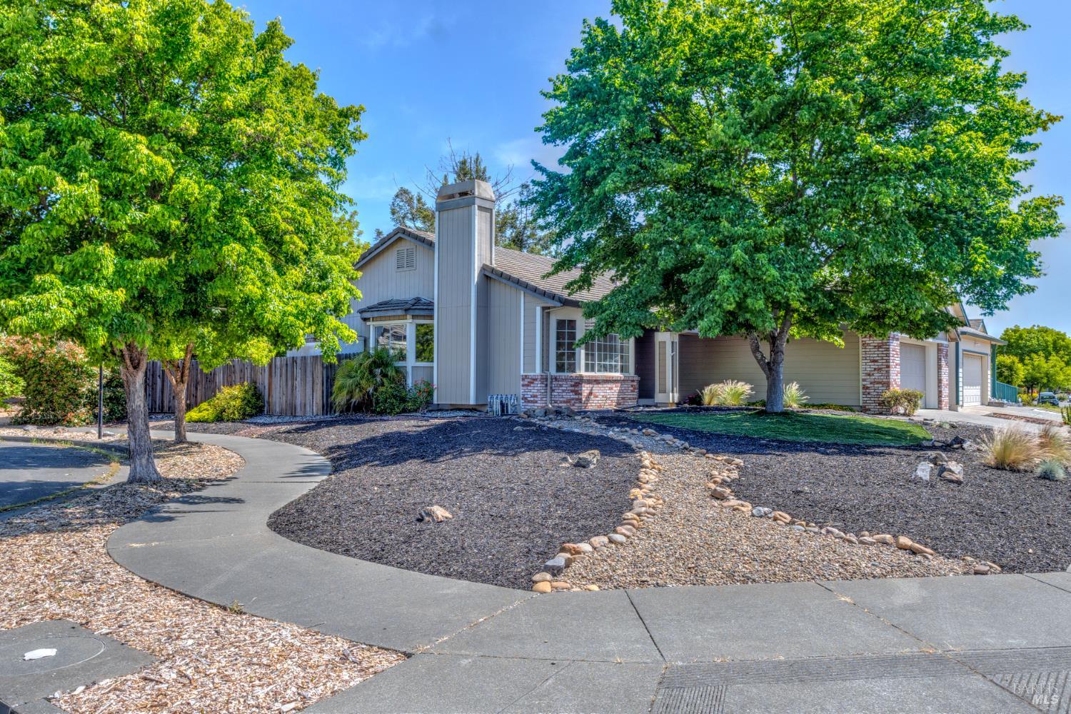 Detail Gallery Image 4 of 40 For 2269 Dancing Penny Way, Santa Rosa,  CA 95403 - 3 Beds | 2 Baths
