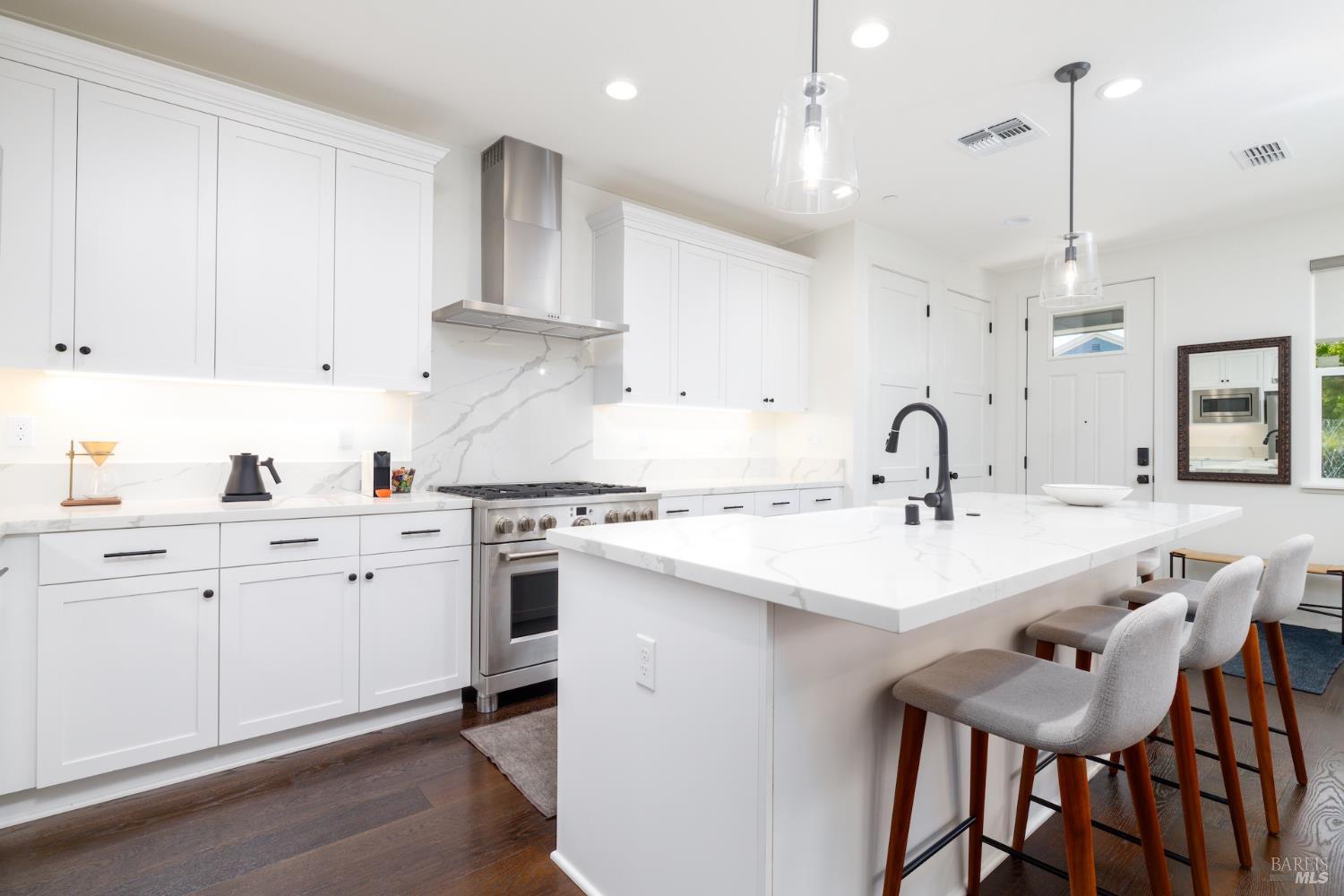 Detail Gallery Image 7 of 32 For 103 Chiquita Rd, Healdsburg,  CA 95448 - 3 Beds | 2/1 Baths