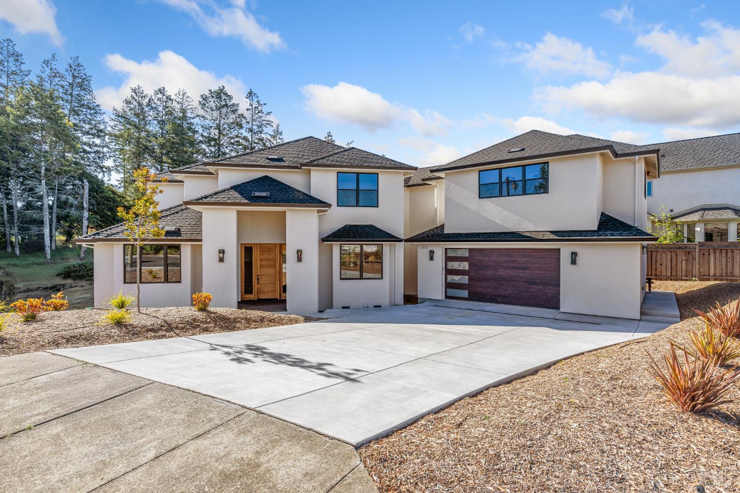 Detail Gallery Image 1 of 33 For 2012 Eagle Ct, Santa Rosa,  CA 95403 - 5 Beds | 4/1 Baths