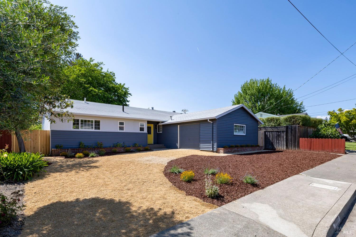 Detail Gallery Image 4 of 47 For 1007 Harold Ln, Healdsburg,  CA 95448 - 4 Beds | 2 Baths