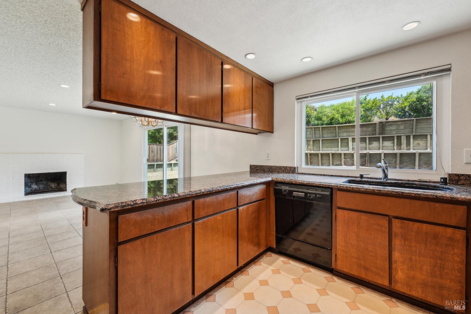 Detail Gallery Image 18 of 45 For 543 Sandy Way, Benicia,  CA 94510 - 4 Beds | 3 Baths