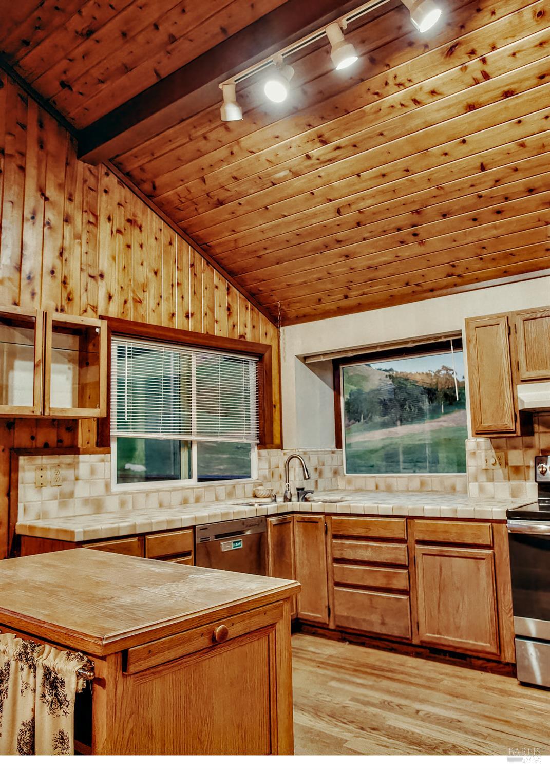 Detail Gallery Image 4 of 13 For 12020 Burris Ln, Potter Valley,  CA 95469 - 2 Beds | 2 Baths