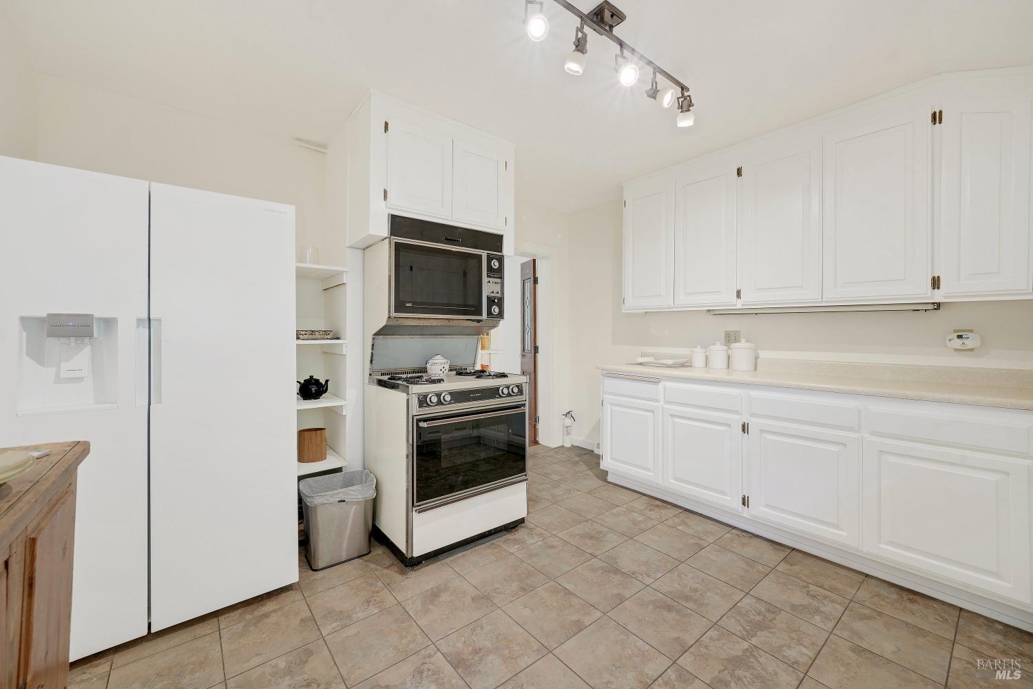 Detail Gallery Image 11 of 53 For 1423 Foothill Blvd, Calistoga,  CA 94515 - 8 Beds | 5 Baths