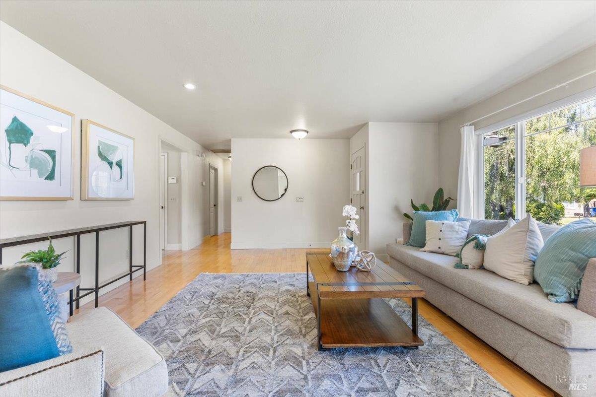 Detail Gallery Image 10 of 52 For 160 Moll Dr, Windsor,  CA 95492 - 3 Beds | 2 Baths