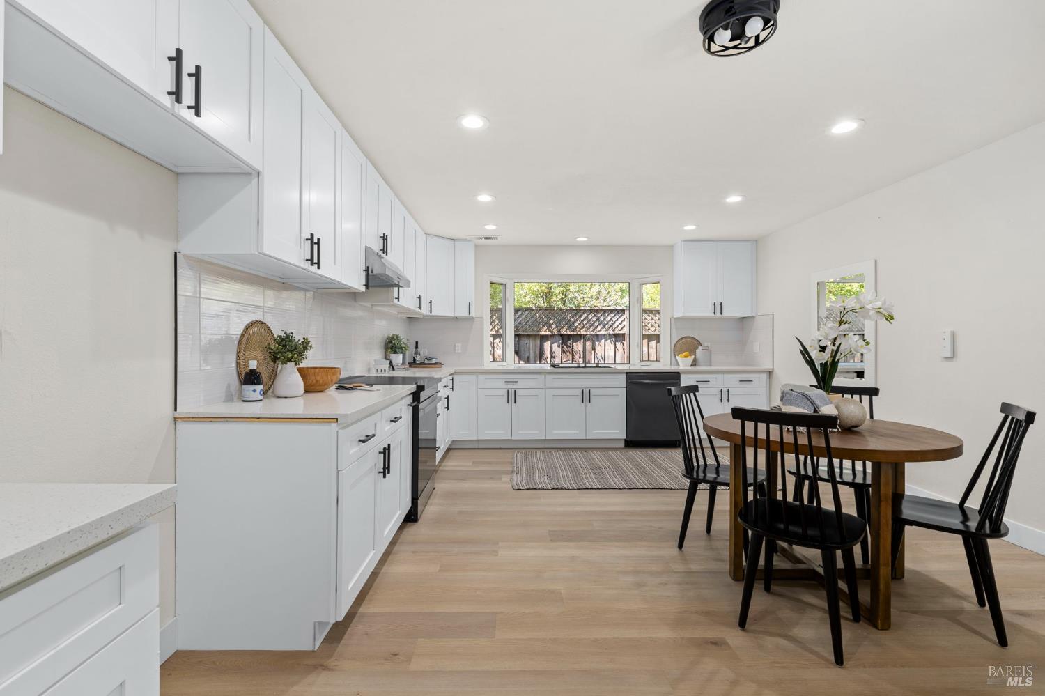 Detail Gallery Image 8 of 47 For 1007 Harold Ln, Healdsburg,  CA 95448 - 4 Beds | 2 Baths