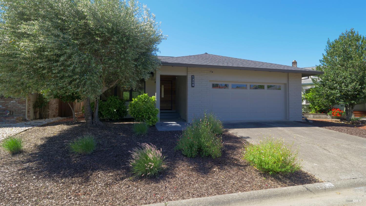 Detail Gallery Image 3 of 48 For 1306 Pinon Dr, Healdsburg,  CA 95448 - 2 Beds | 2/1 Baths