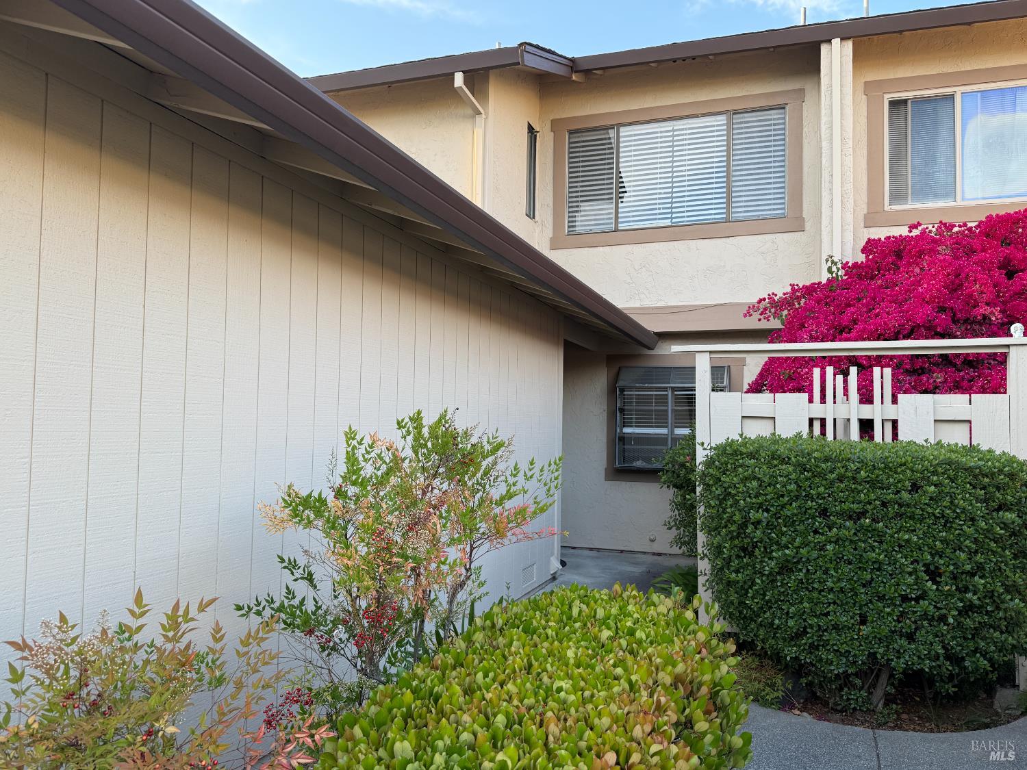 Detail Gallery Image 2 of 19 For 1121 Grove Cir, Benicia,  CA 94510 - 3 Beds | 2/1 Baths