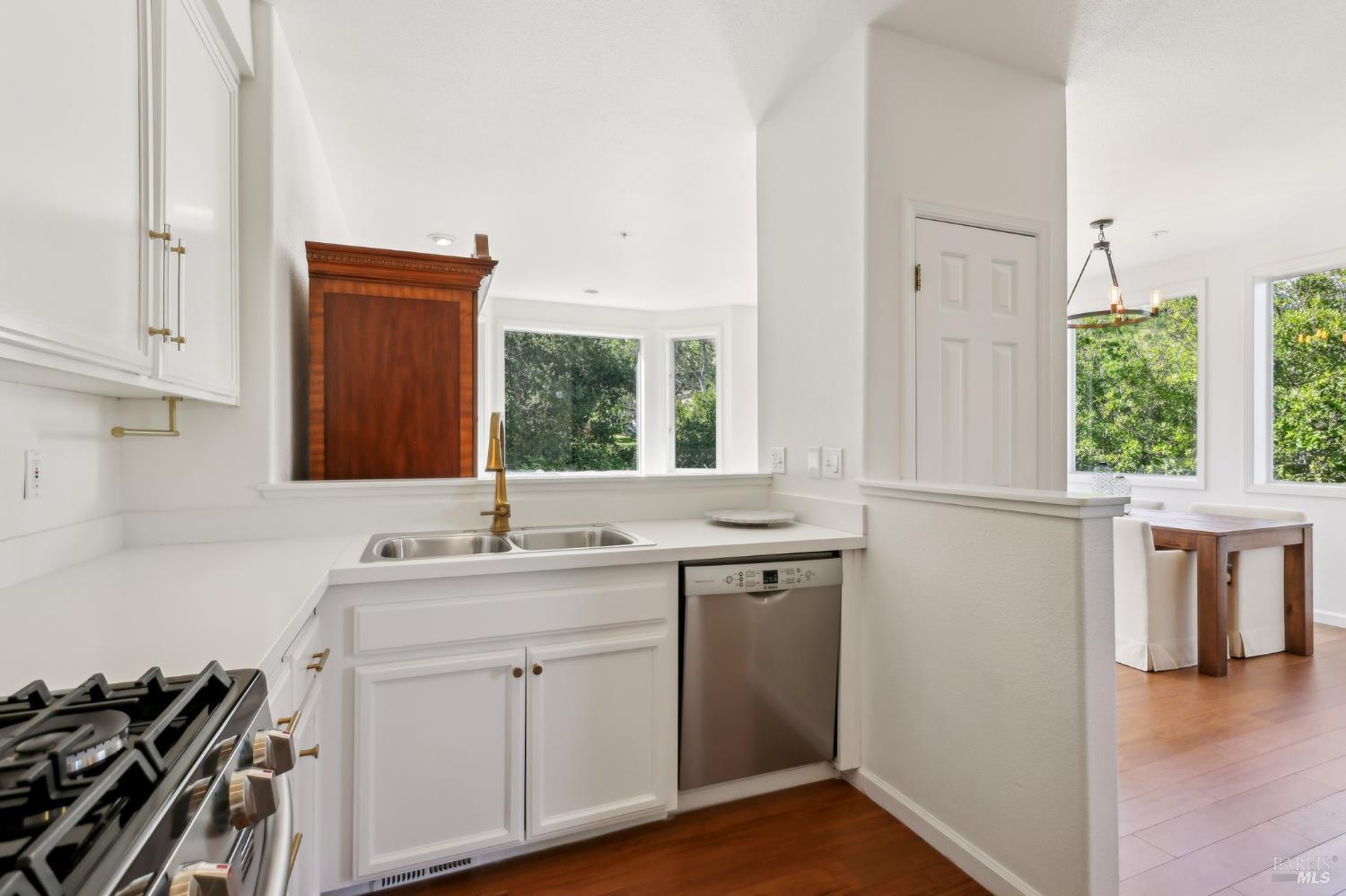 Detail Gallery Image 8 of 28 For 9 Gable Ct, San Rafael,  CA 94903 - 3 Beds | 2 Baths
