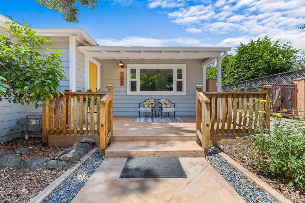 Detail Gallery Image 4 of 67 For 107 1st St, Healdsburg,  CA 95448 - 3 Beds | 3 Baths