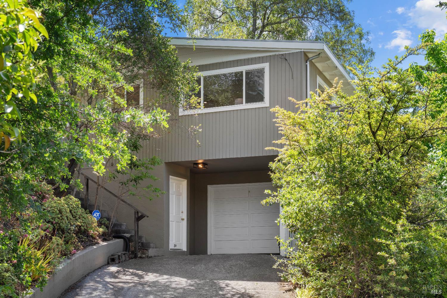 Detail Gallery Image 2 of 51 For 84 E Crescent Dr, San Rafael,  CA 94901 - 3 Beds | 2 Baths