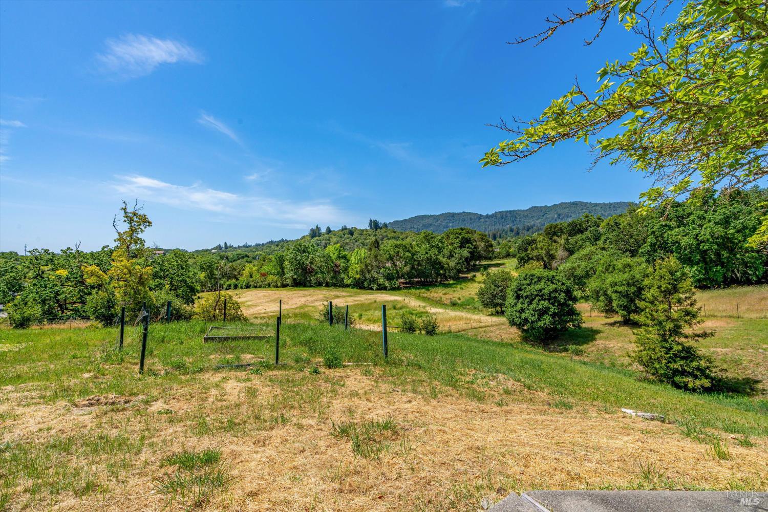 Detail Gallery Image 7 of 26 For 14154 Meadow Ln, Glen Ellen,  CA 95442 - 6 Beds | 4/2 Baths