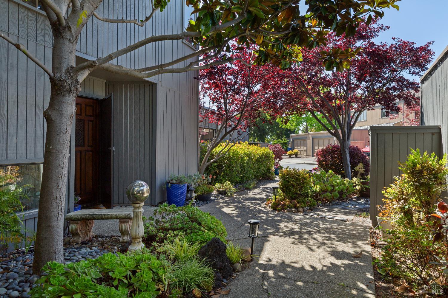 Detail Gallery Image 4 of 53 For 553 Kings Rd, Alameda,  CA 94501 - 2 Beds | 2/1 Baths