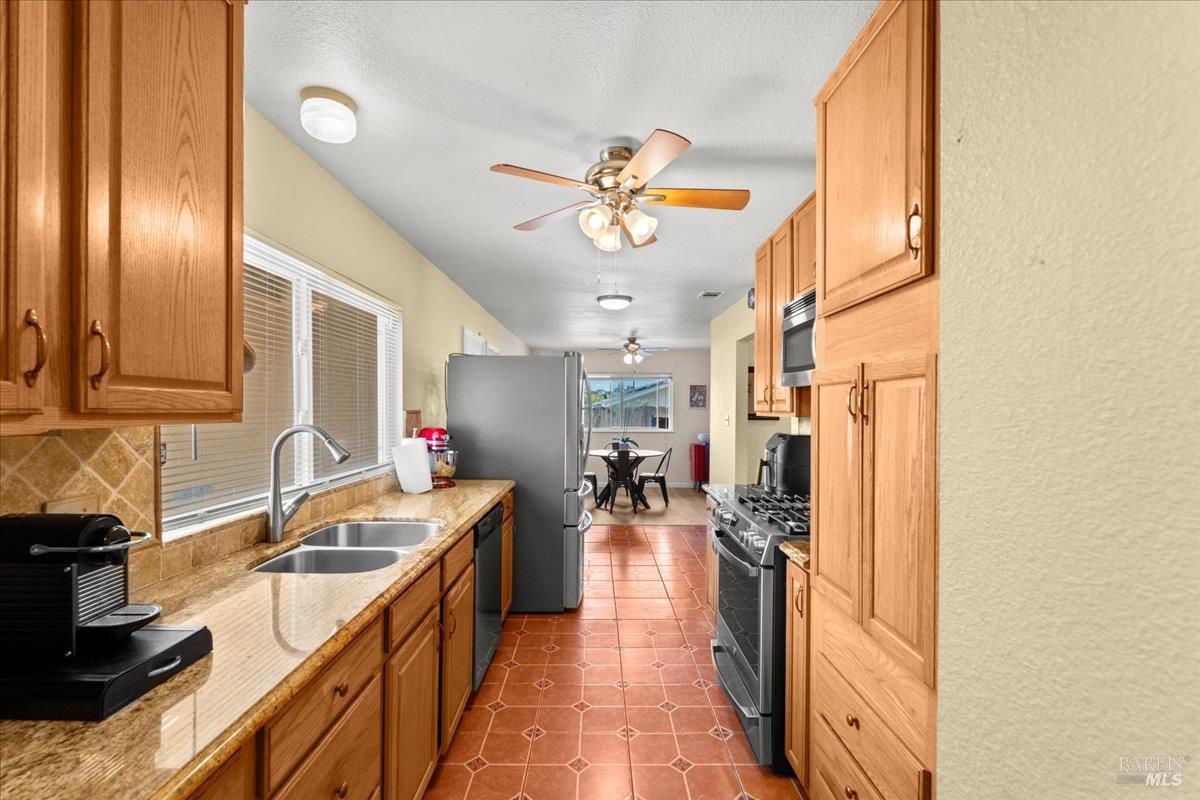 Detail Gallery Image 11 of 31 For 112 Aragon Ct, Vallejo,  CA 94591 - 3 Beds | 2 Baths