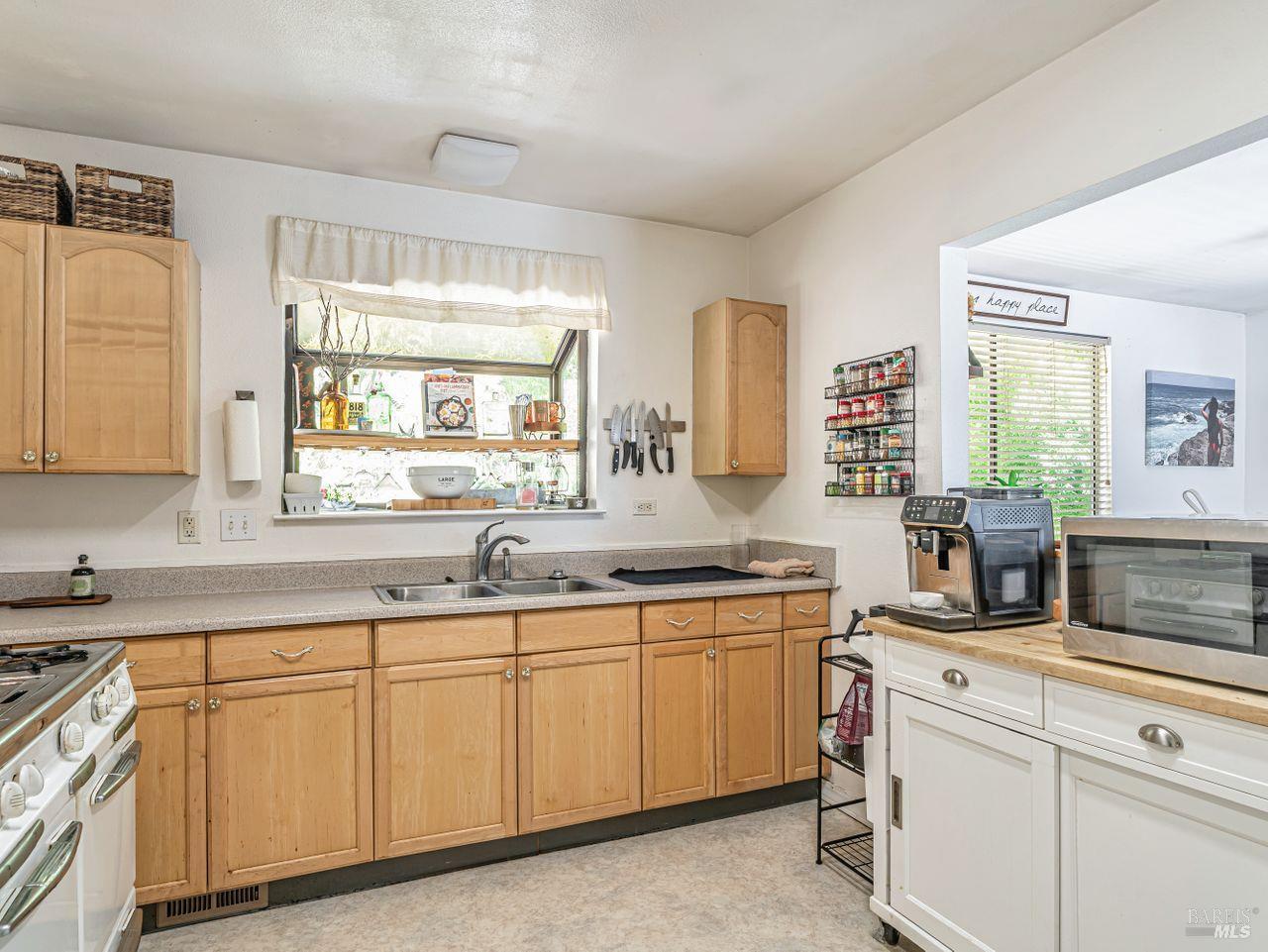 Detail Gallery Image 8 of 33 For 2375 Los Olivos Rd, Santa Rosa,  CA 95404 - 2 Beds | 1 Baths