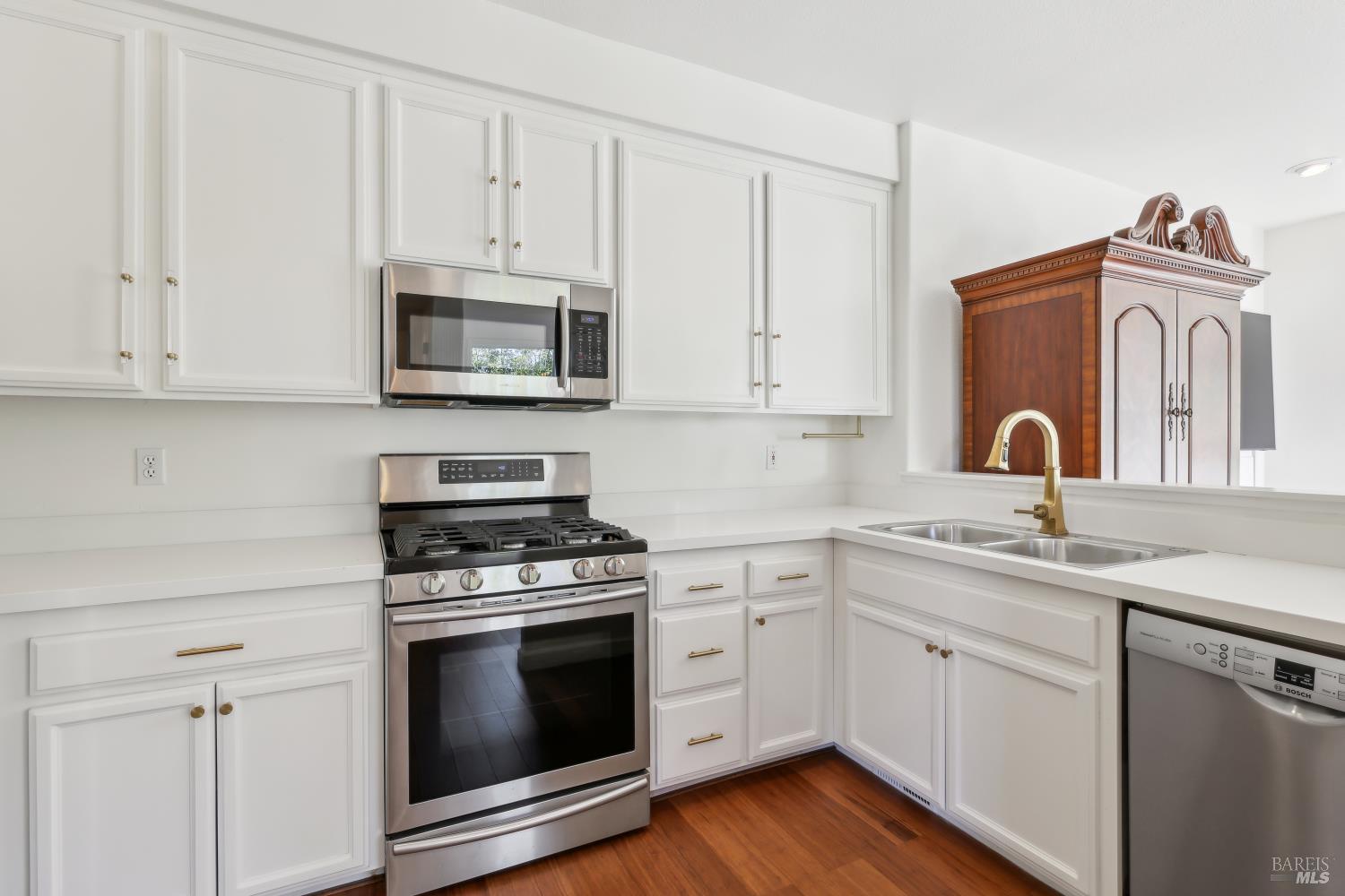 Detail Gallery Image 7 of 28 For 9 Gable Ct, San Rafael,  CA 94903 - 3 Beds | 2 Baths