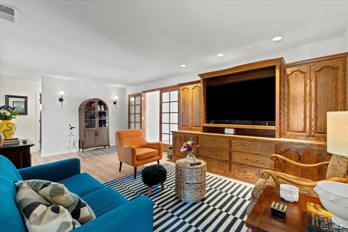 Detail Gallery Image 6 of 31 For 112 Aragon Ct, Vallejo,  CA 94591 - 3 Beds | 2 Baths