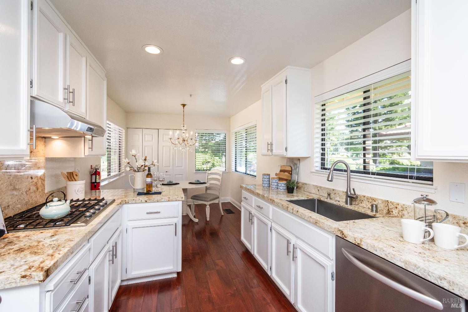 Detail Gallery Image 15 of 39 For 33 Fountain Grove Cir, Napa,  CA 94558 - 2 Beds | 2 Baths