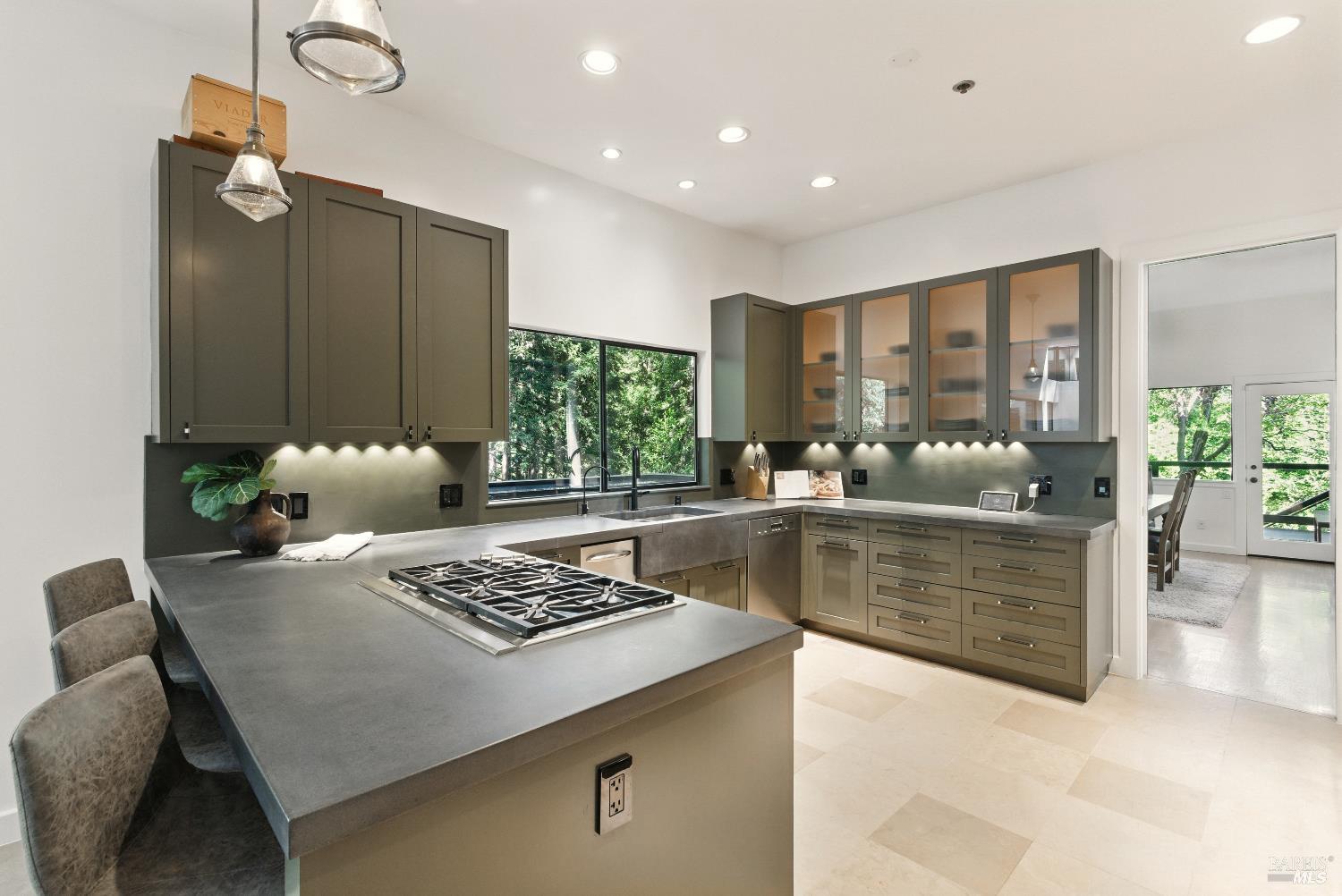 Detail Gallery Image 22 of 97 For 119 Marguerite Ave, Mill Valley,  CA 94941 - 6 Beds | 4/1 Baths
