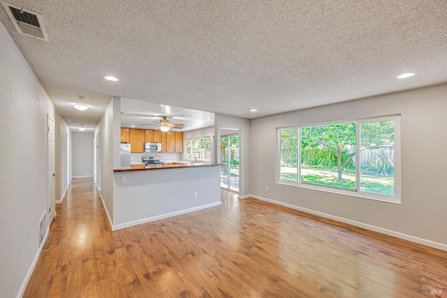 Detail Gallery Image 4 of 17 For 1181 Eleanor Ave, Rohnert Park,  CA 94928 - 3 Beds | 2 Baths