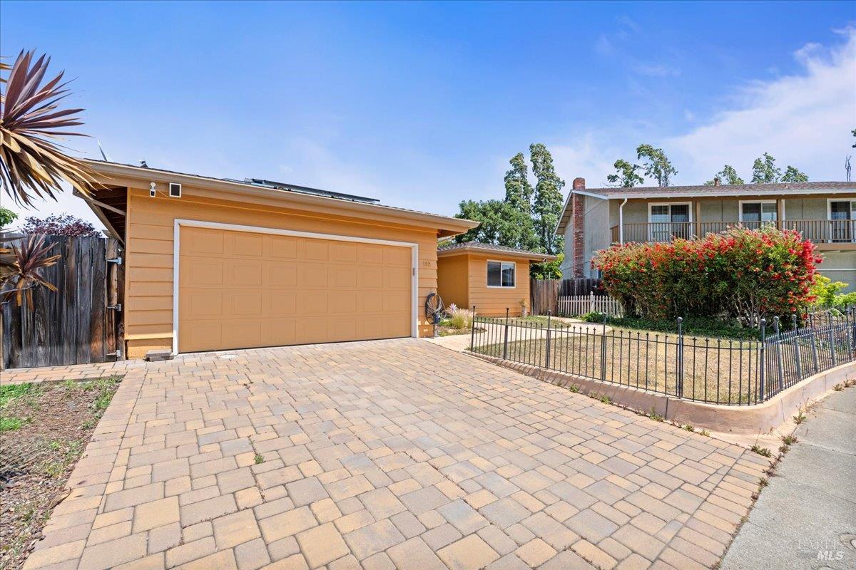 Detail Gallery Image 2 of 31 For 112 Aragon Ct, Vallejo,  CA 94591 - 3 Beds | 2 Baths