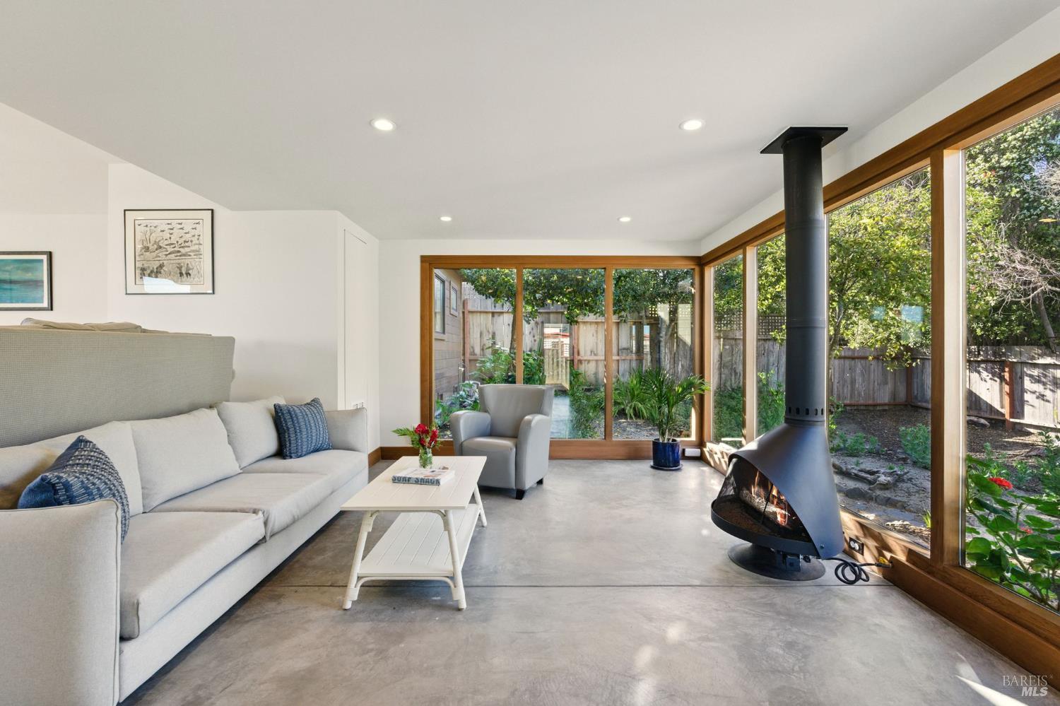 Detail Gallery Image 6 of 43 For 8 Rafael Patio Unkn, Stinson Beach,  CA 94970 - 3 Beds | 2 Baths