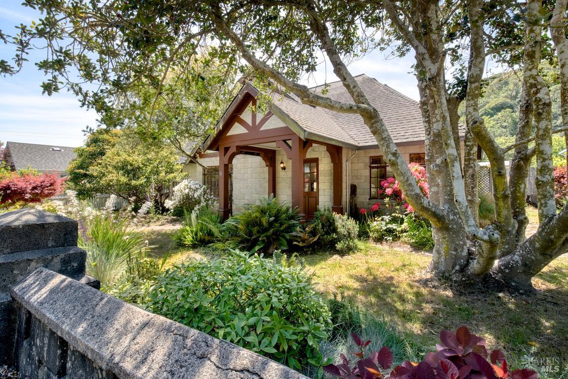 Detail Gallery Image 3 of 45 For 11 Inverness Way, Inverness,  CA 94937 - 3 Beds | 2 Baths