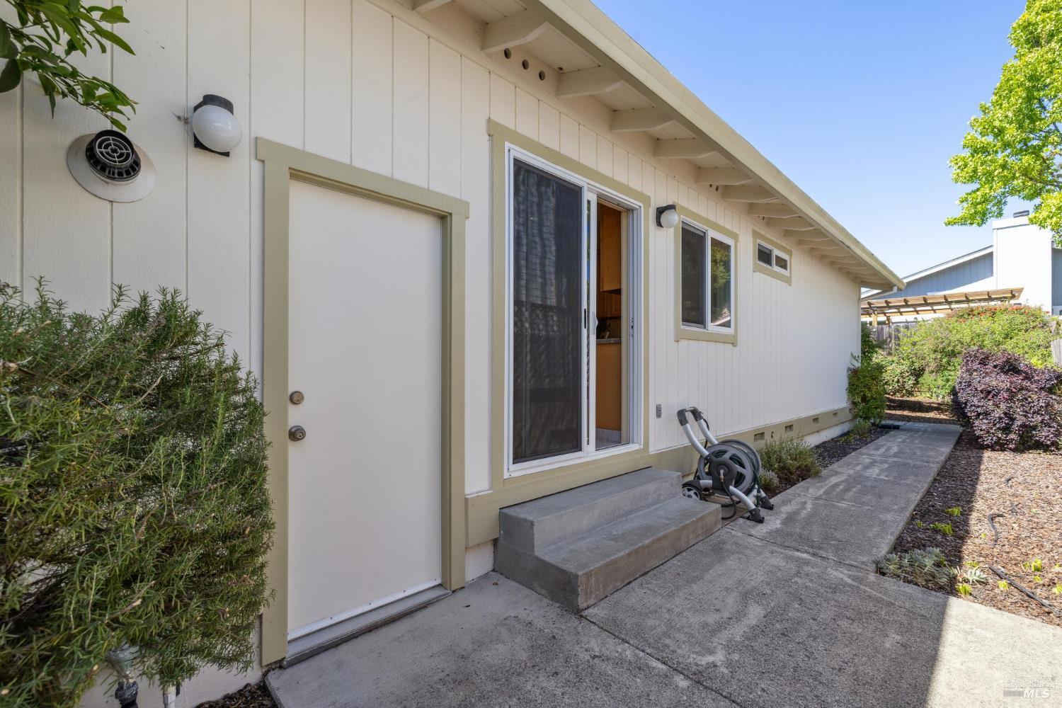 Detail Gallery Image 14 of 35 For 1506 Cerro Sonoma Cir, Petaluma,  CA 94954 - 3 Beds | 2 Baths