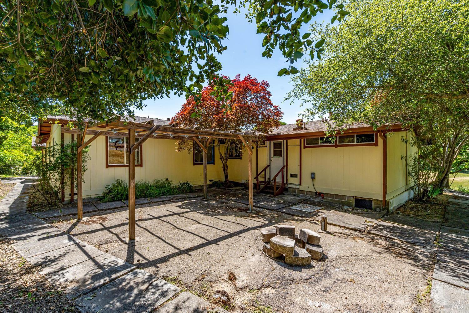 Detail Gallery Image 11 of 26 For 14154 Meadow Ln, Glen Ellen,  CA 95442 - 6 Beds | 4/2 Baths