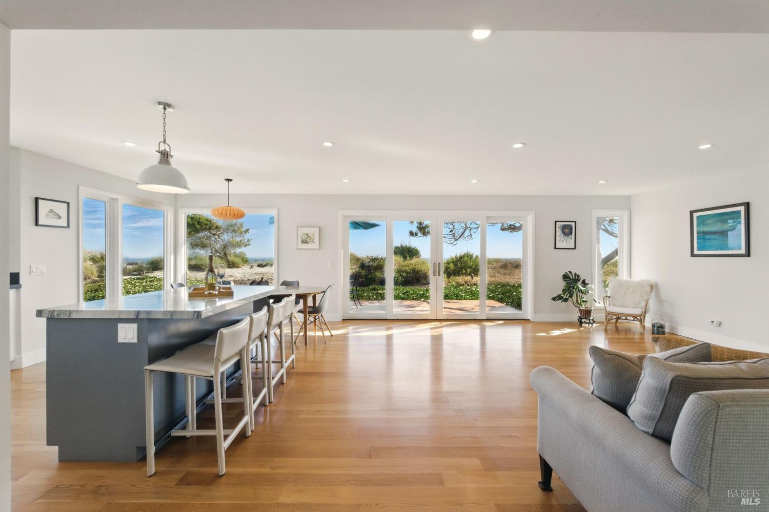 Detail Gallery Image 7 of 43 For 8 Rafael Patio Unkn, Stinson Beach,  CA 94970 - 3 Beds | 2 Baths
