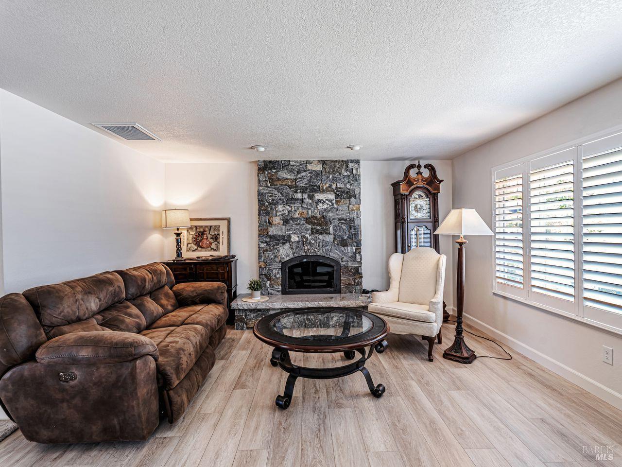 Detail Gallery Image 6 of 30 For 4793 Glencannon St, Santa Rosa,  CA 95405 - 3 Beds | 2 Baths
