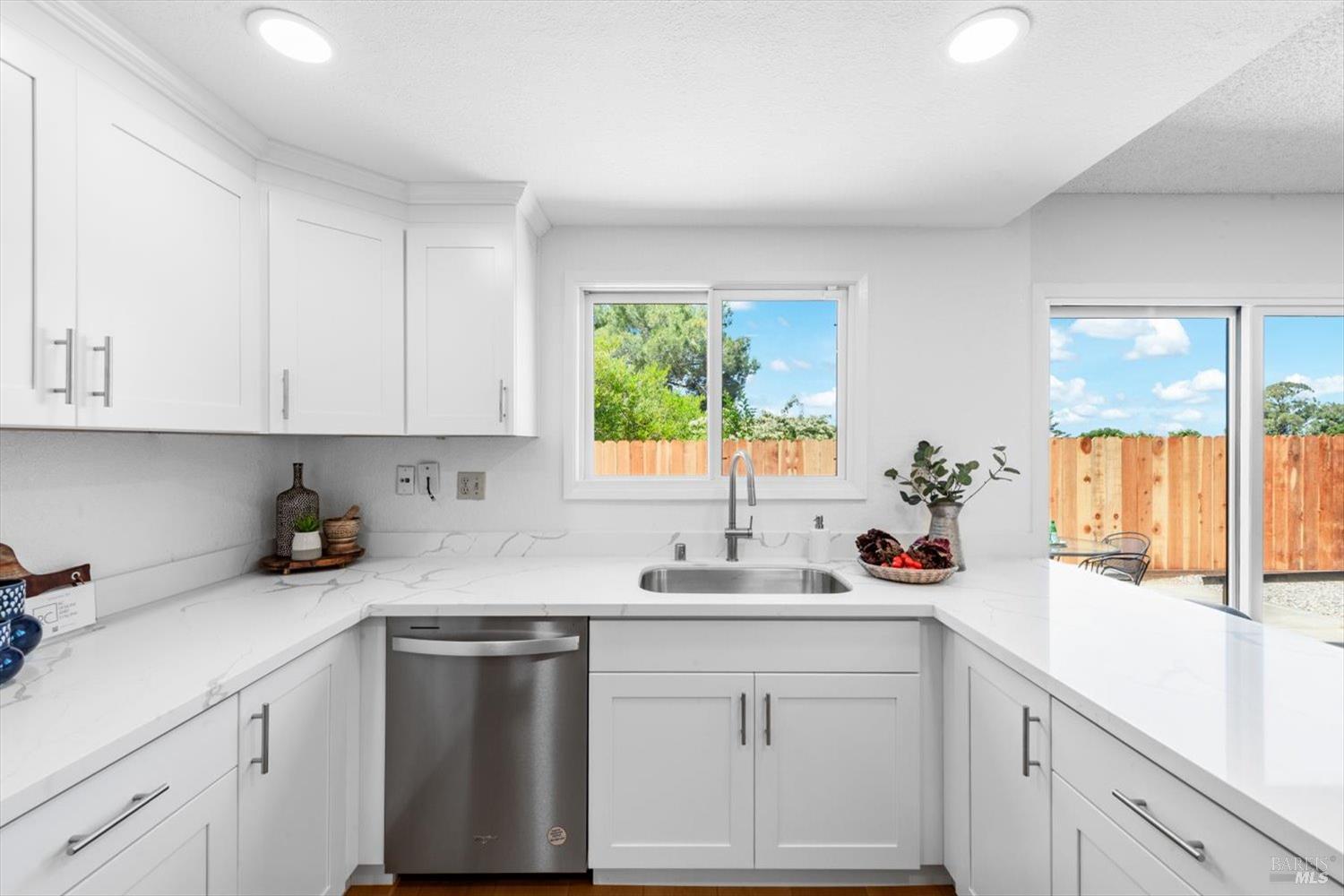 Detail Gallery Image 10 of 51 For 225 Riverview Dr, Vallejo,  CA 94589 - 4 Beds | 2/1 Baths