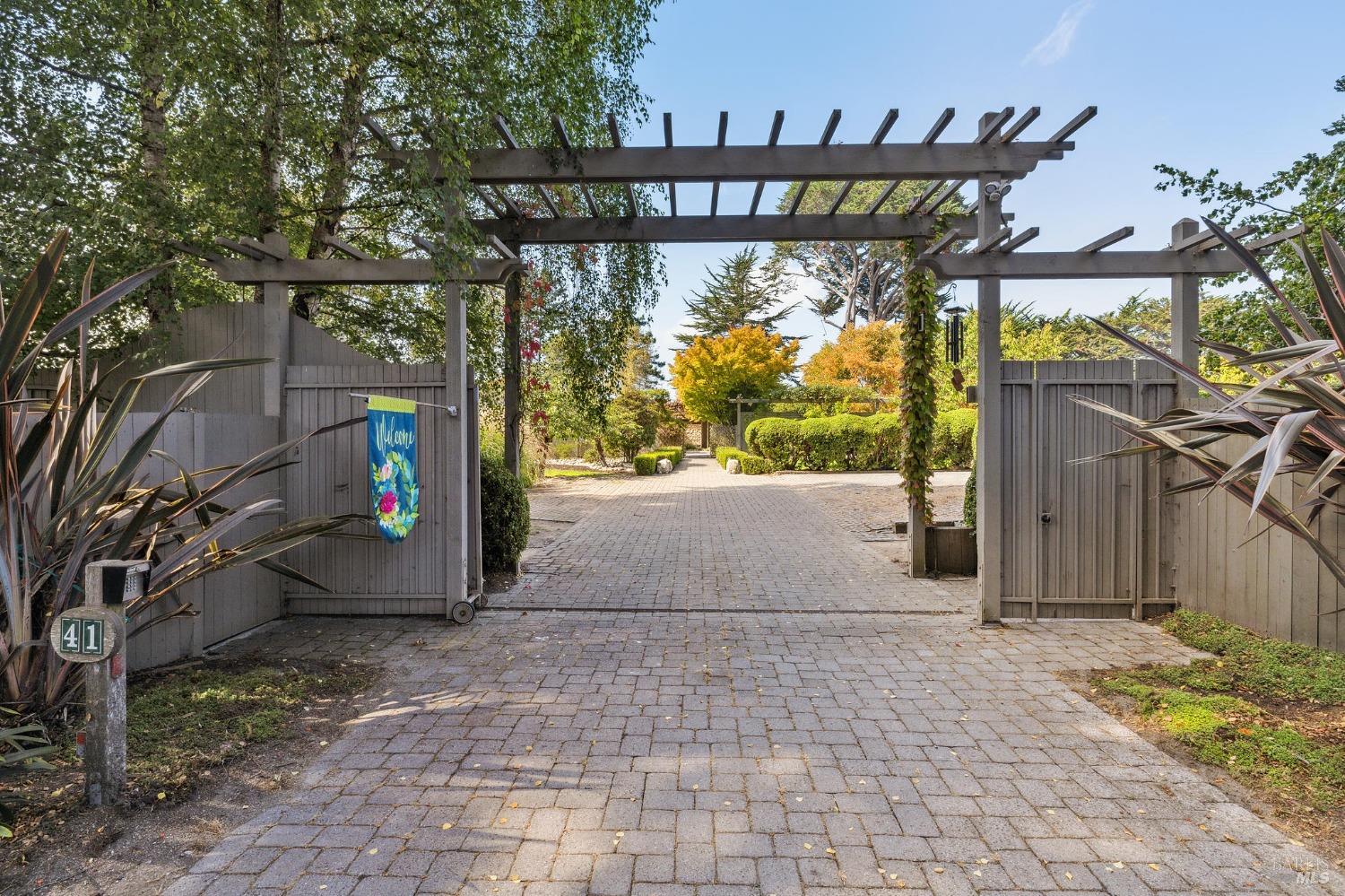 Detail Gallery Image 5 of 56 For 41 Cypress Rd, Point Reyes Station,  CA 94956 - 4 Beds | 4/1 Baths