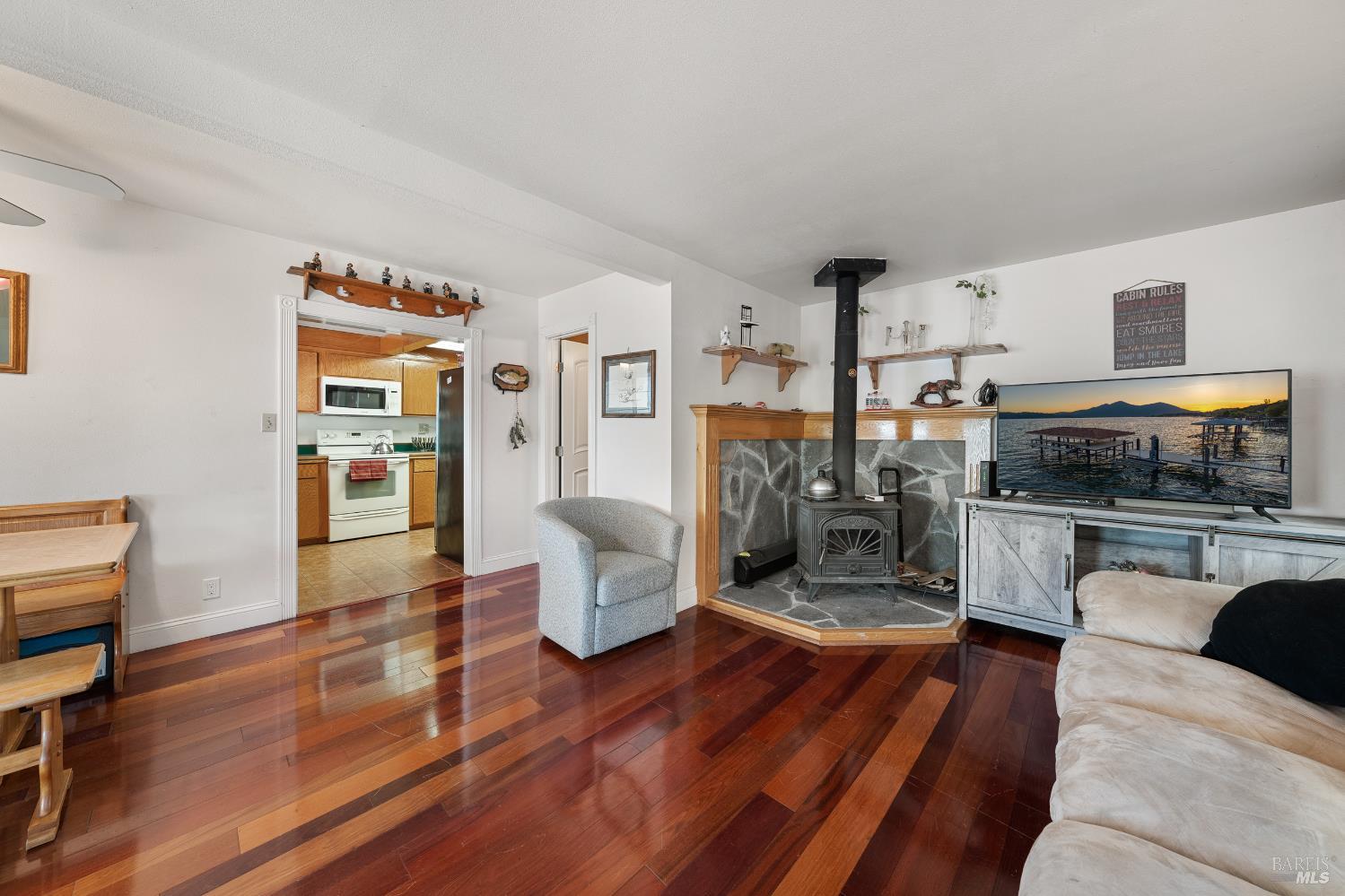 Detail Gallery Image 10 of 43 For 12620 Lakeshore Dr, Clearlake,  CA 95422 - 3 Beds | 1/1 Baths