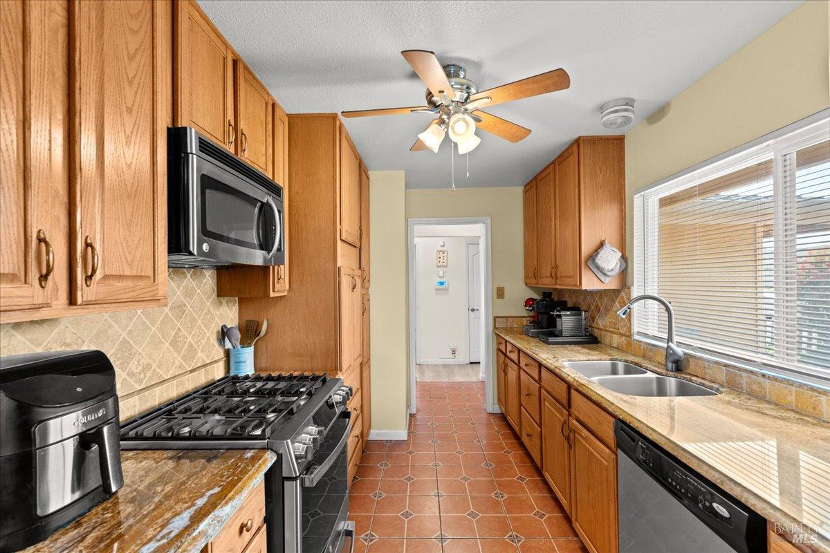 Detail Gallery Image 10 of 31 For 112 Aragon Ct, Vallejo,  CA 94591 - 3 Beds | 2 Baths