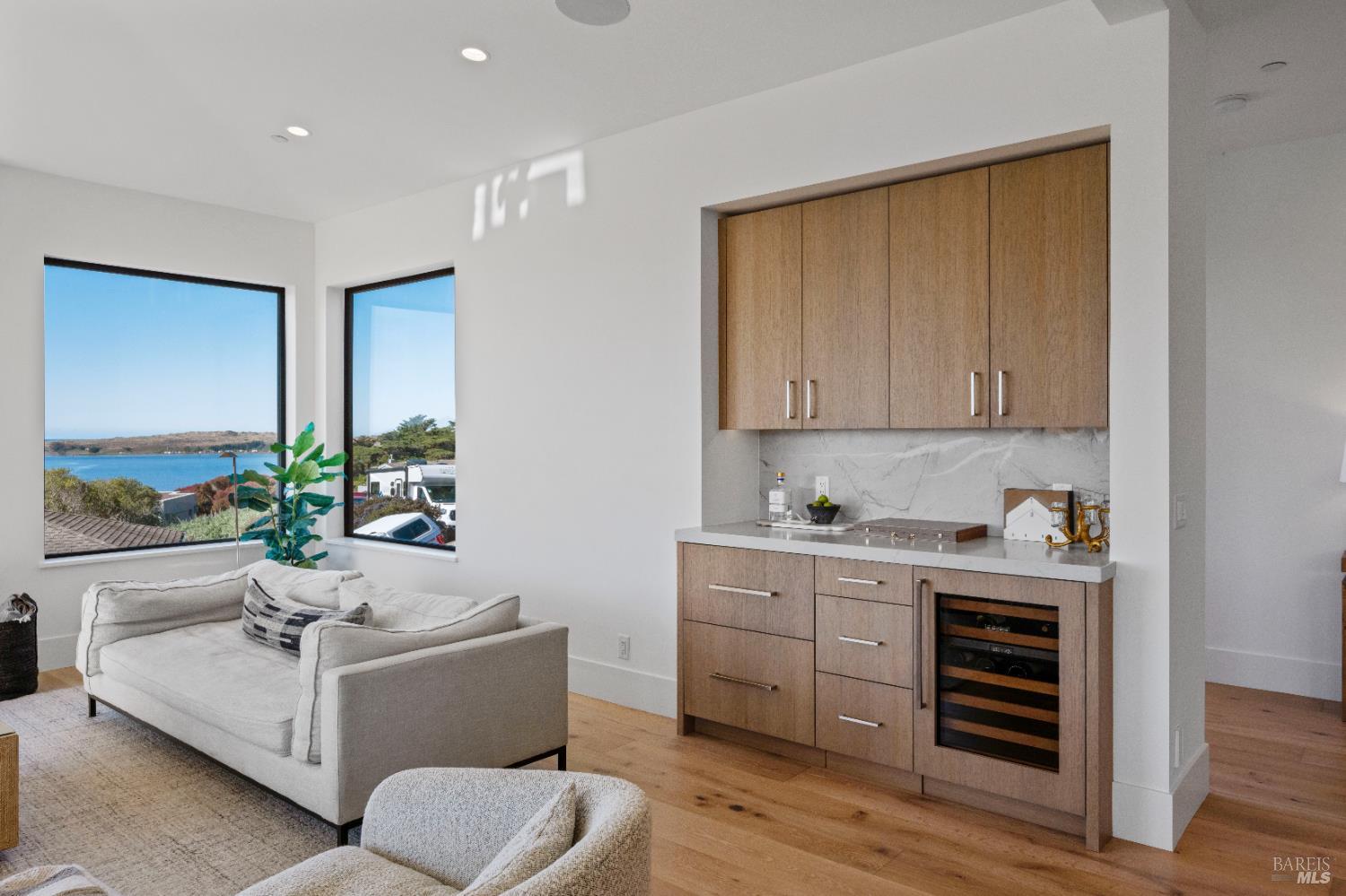 Detail Gallery Image 7 of 46 For 176 Cypress Loop, Bodega Bay,  CA 94923 - 4 Beds | 4/1 Baths
