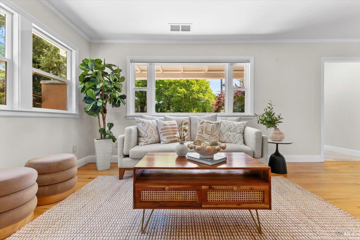 Detail Gallery Image 9 of 67 For 107 1st St, Healdsburg,  CA 95448 - 3 Beds | 3 Baths