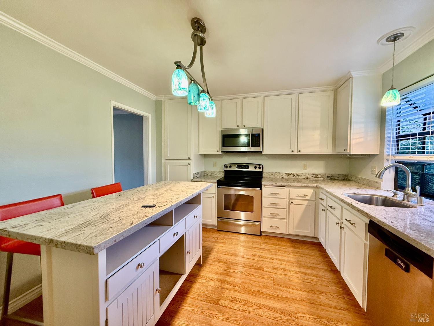 Detail Gallery Image 5 of 19 For 1121 Grove Cir, Benicia,  CA 94510 - 3 Beds | 2/1 Baths