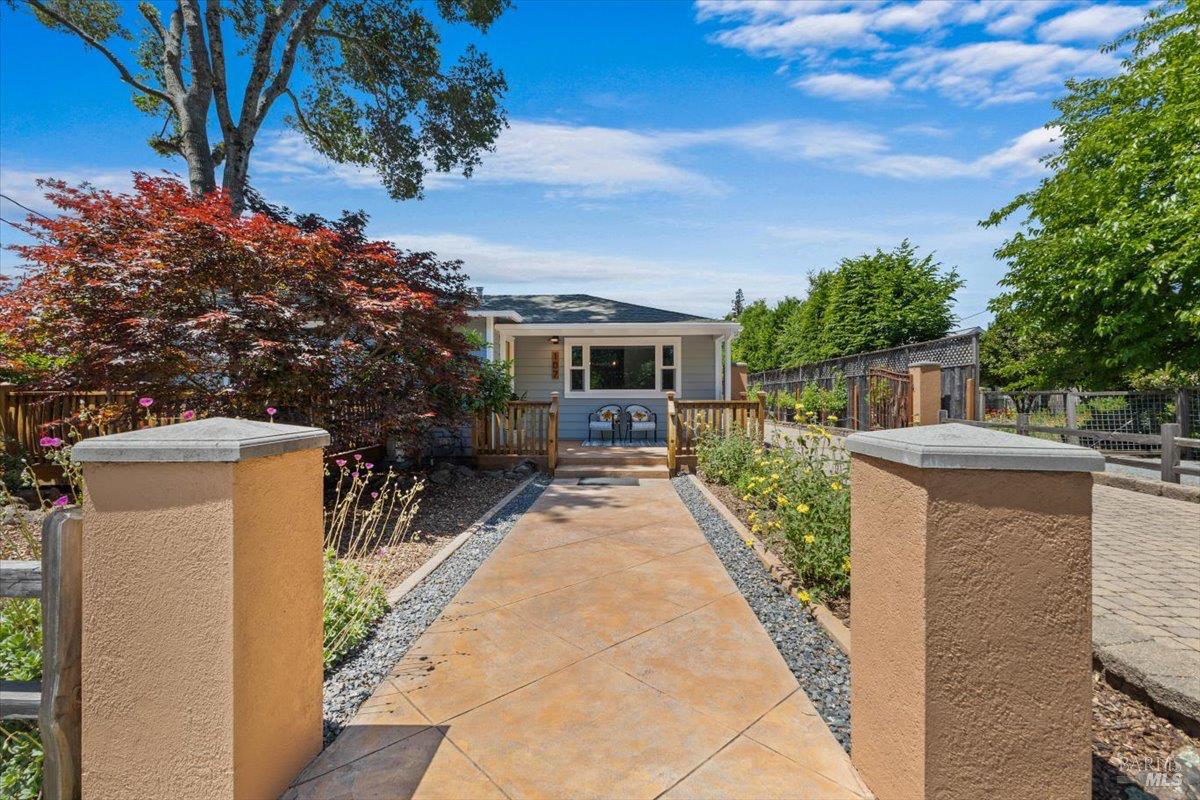 Detail Gallery Image 3 of 67 For 107 1st St, Healdsburg,  CA 95448 - 3 Beds | 3 Baths